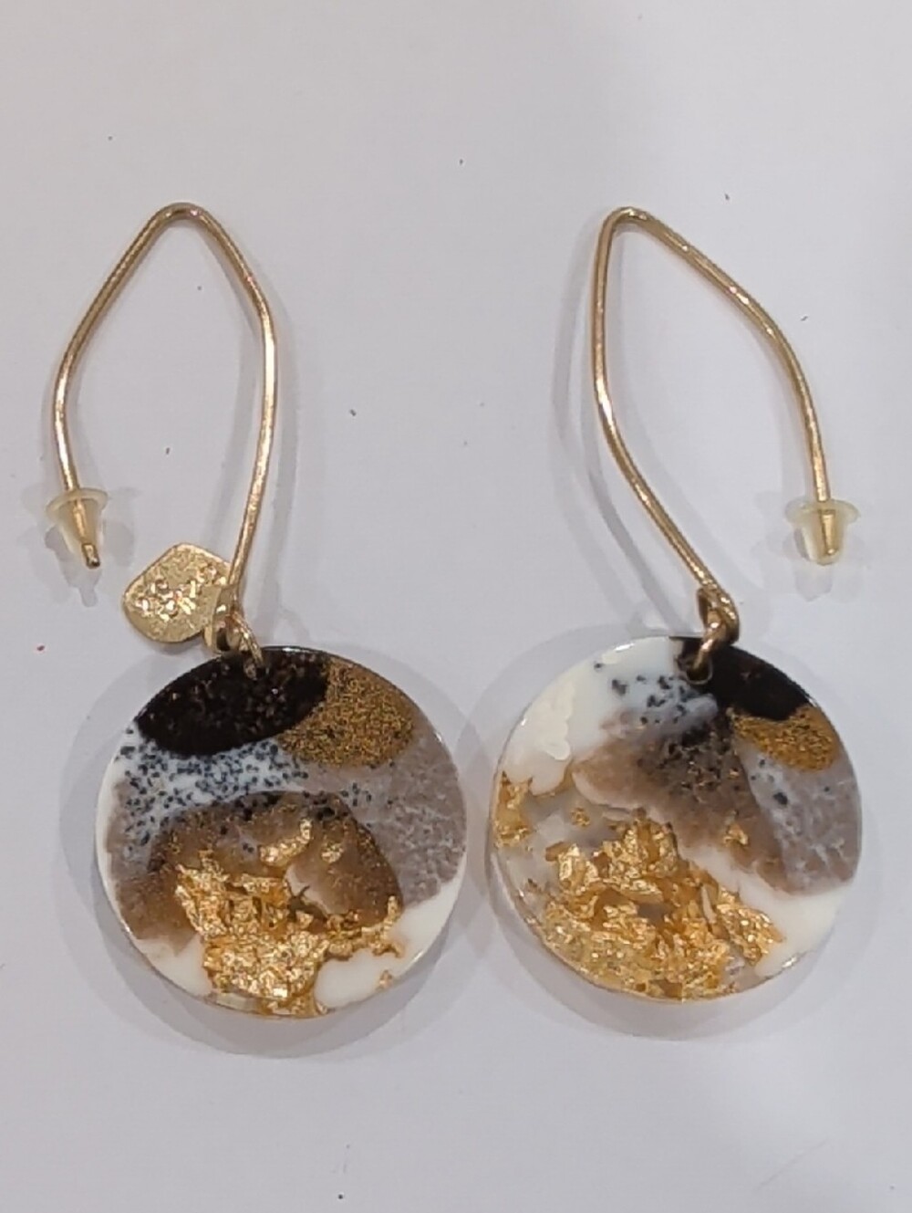 NWOT Gold-Tone Resin Disc Drop Earrings with Gold Leaf